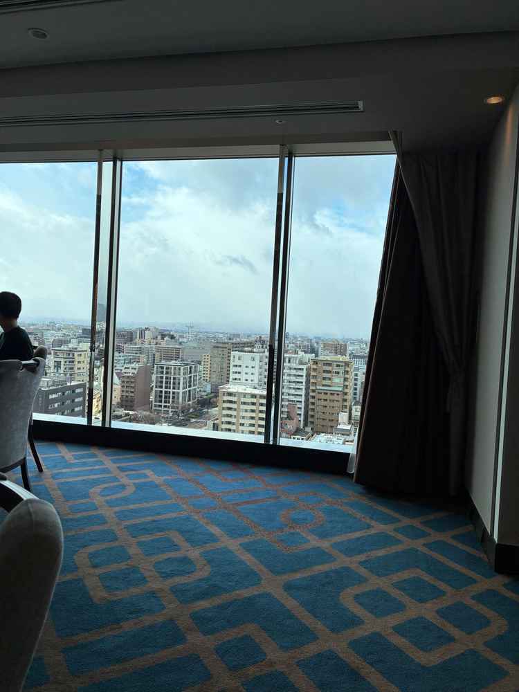 アポロンからの眺望　　なかなかこの高さでの会場はないと思い惹かれた