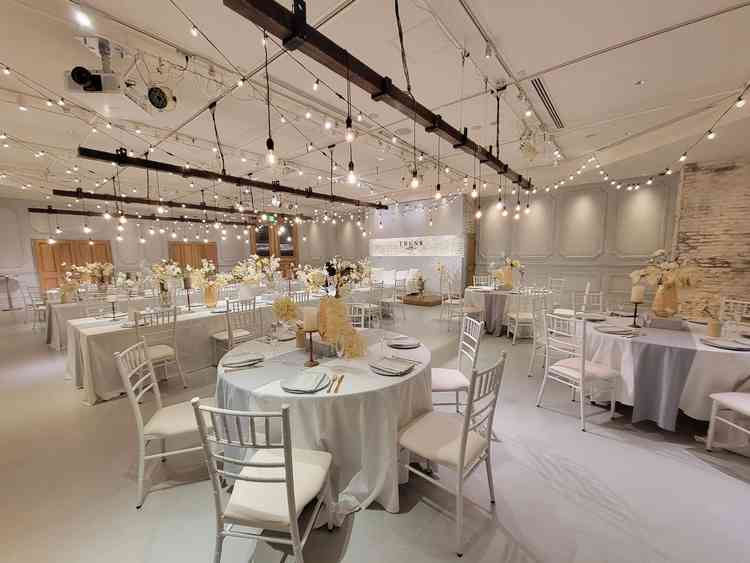 白を基調としたテーブルや椅子、花々の装飾が上品に並んでいる、開放感のある空間が印象的でした。