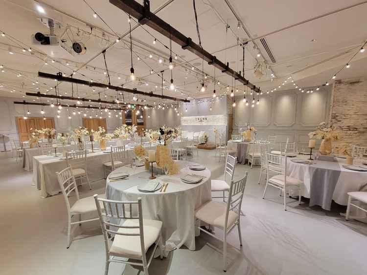 白を基調としたテーブルや椅子、花々の装飾が上品に並んでいる、開放感のある空間が印象的でした。