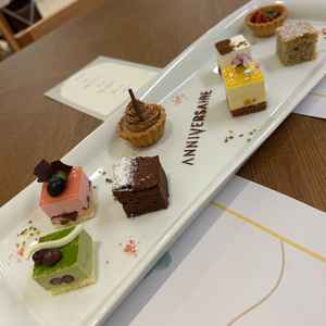 試食会にてデザート。どれも美味しく、綺麗に飾り付けられていた。