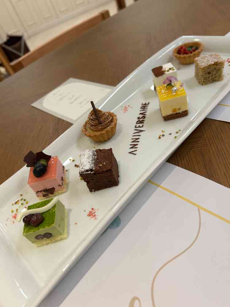 試食会にてデザート。どれも美味しく、綺麗に飾り付けられていた。