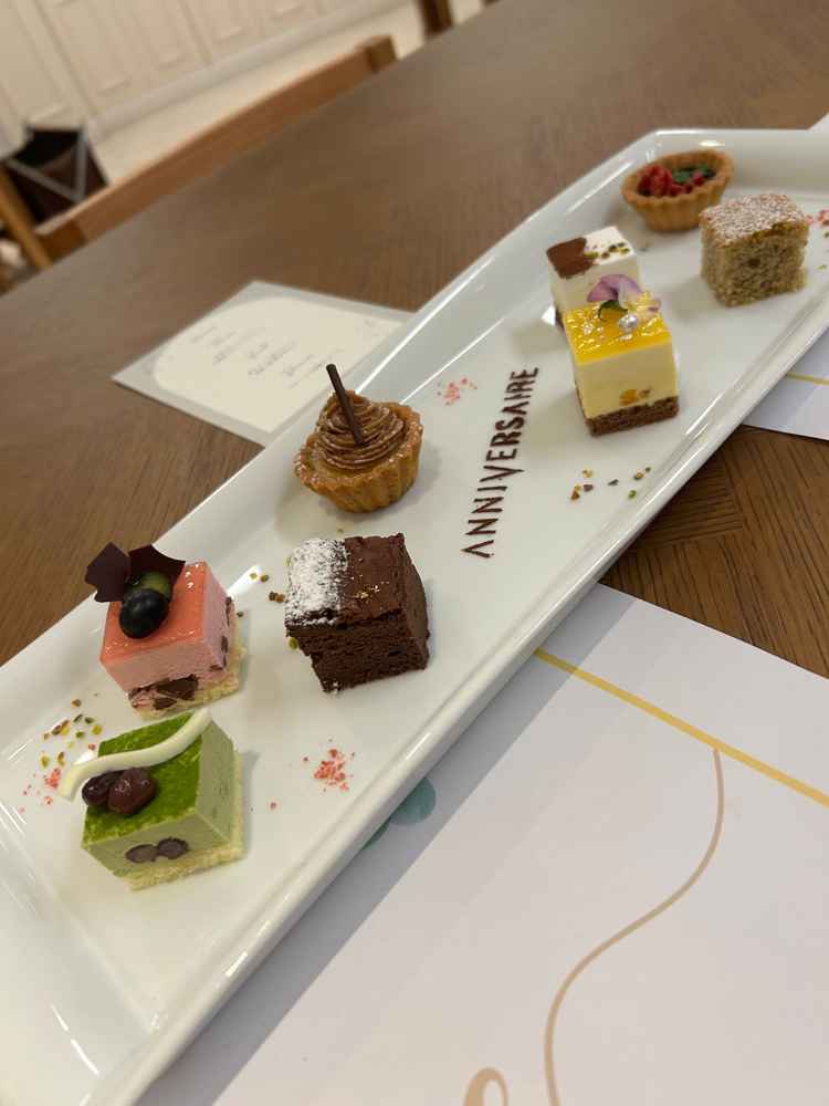 試食会にてデザート。どれも美味しく、綺麗に飾り付けられていた。