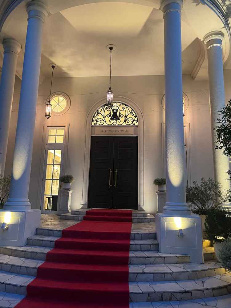 玄関がおしゃれでオフィス街から一歩入ると別世界のようで素敵でした。