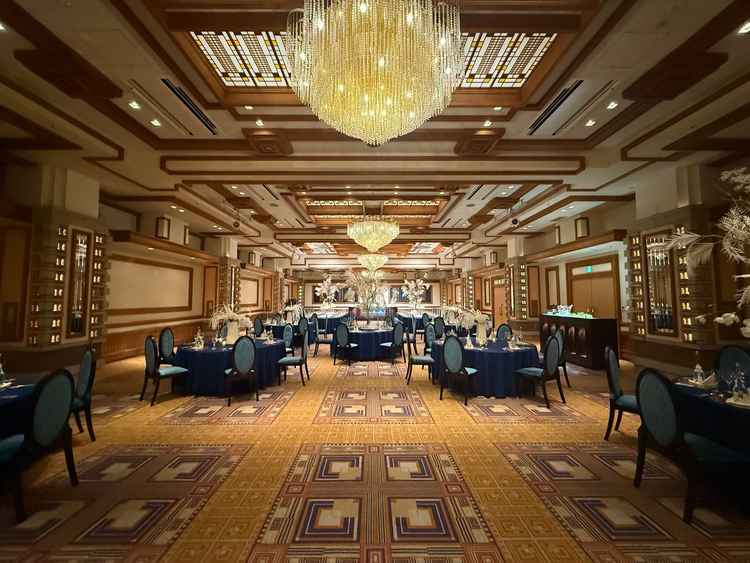 シャンデリア、カーペット、天井の模様が渋い。会場ごとに雰囲気を変えていて、想像が膨らませやすかったで