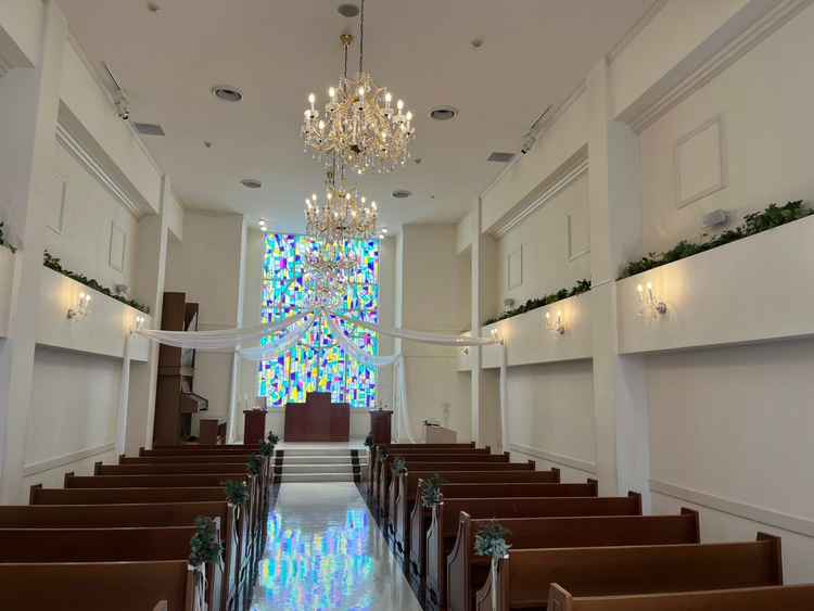 チャペルの雰囲気が落ち着いた感じで木材の長椅子もナチュラルな雰囲気を出して良かったです。