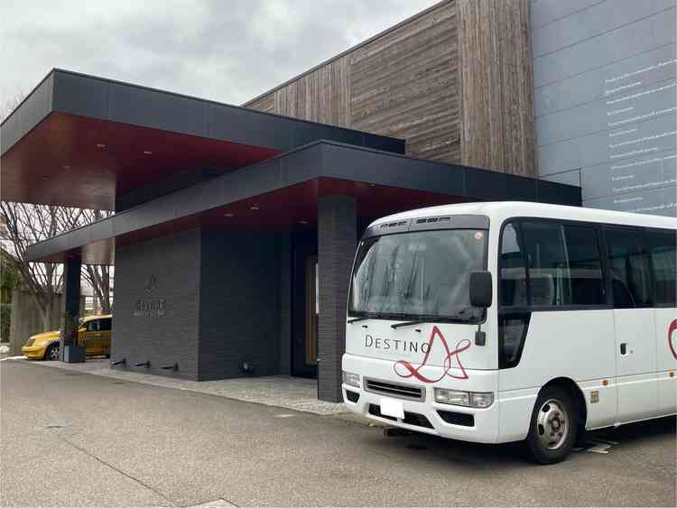 こちらに送迎可能なバスが止まっておりました。駅から少し距離のある立地ですが、バスがあれば安心です。