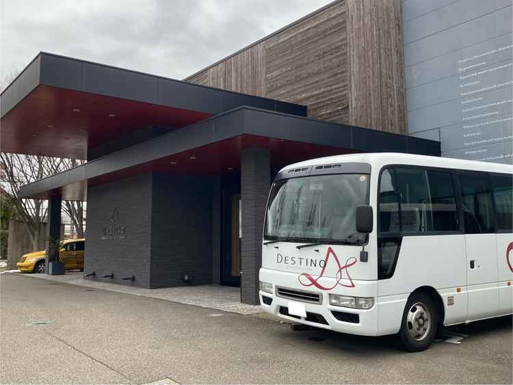 こちらに送迎可能なバスが止まっておりました。駅から少し距離のある立地ですが、バスがあれば安心です。