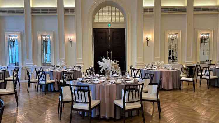 シンプルで自分色に染めれる披露宴会場