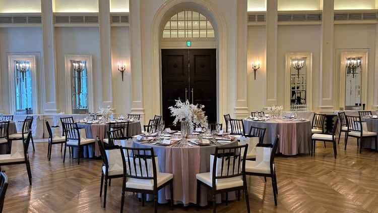 シンプルで自分色に染めれる披露宴会場