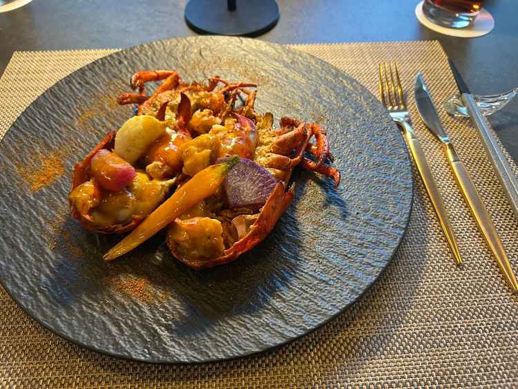 試食会のメイン料理の写真。オマール海老がプリプリで美味しかったです。