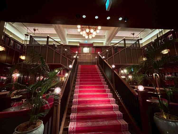 「コンダーハウスといえば」の真っ赤な階段。当日はドレスで撮影、ゲストの待ち時間も特別感たっぷりに。