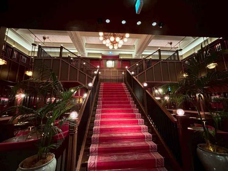 「コンダーハウスといえば」の真っ赤な階段。当日はドレスで撮影、ゲストの待ち時間も特別感たっぷりに。