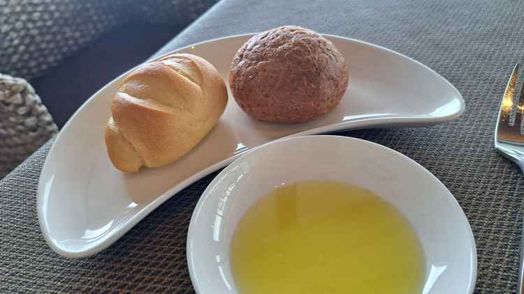 試食のパン。オリーブオイルにつけることもできボリュームもあった