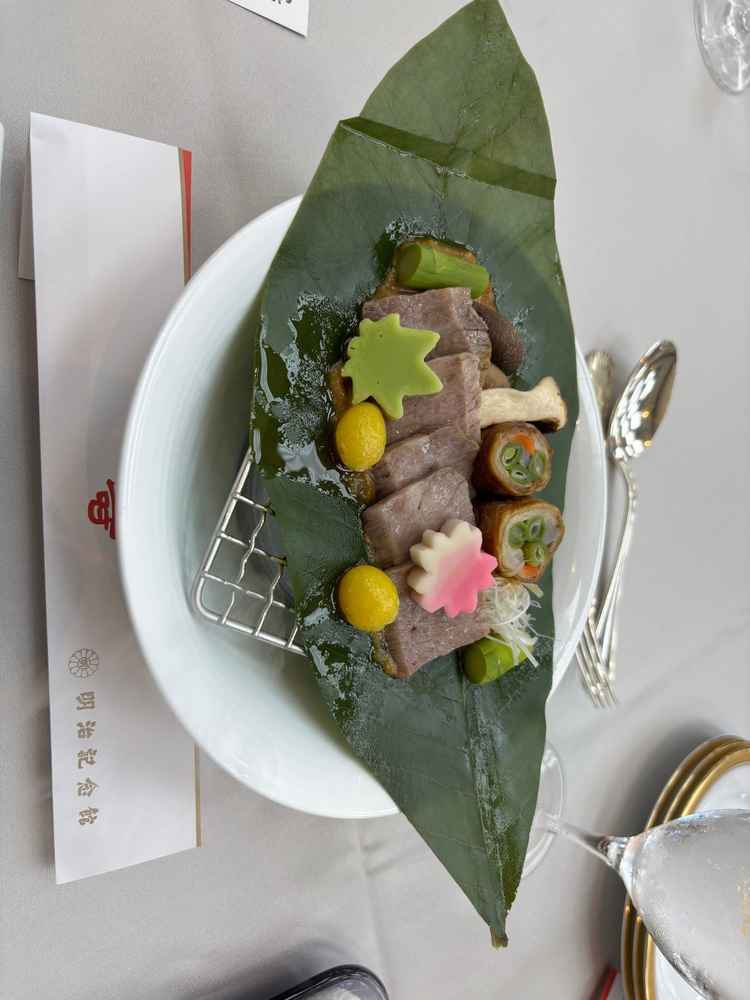 試食でいただいたメイン料理。和食コースで出る和牛朴葉焼。
