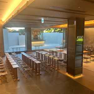 自然光の入る明るい神殿