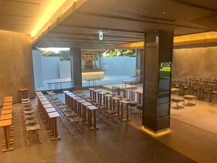 自然光の入る明るい神殿