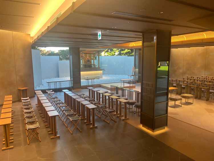 自然光の入る明るい神殿