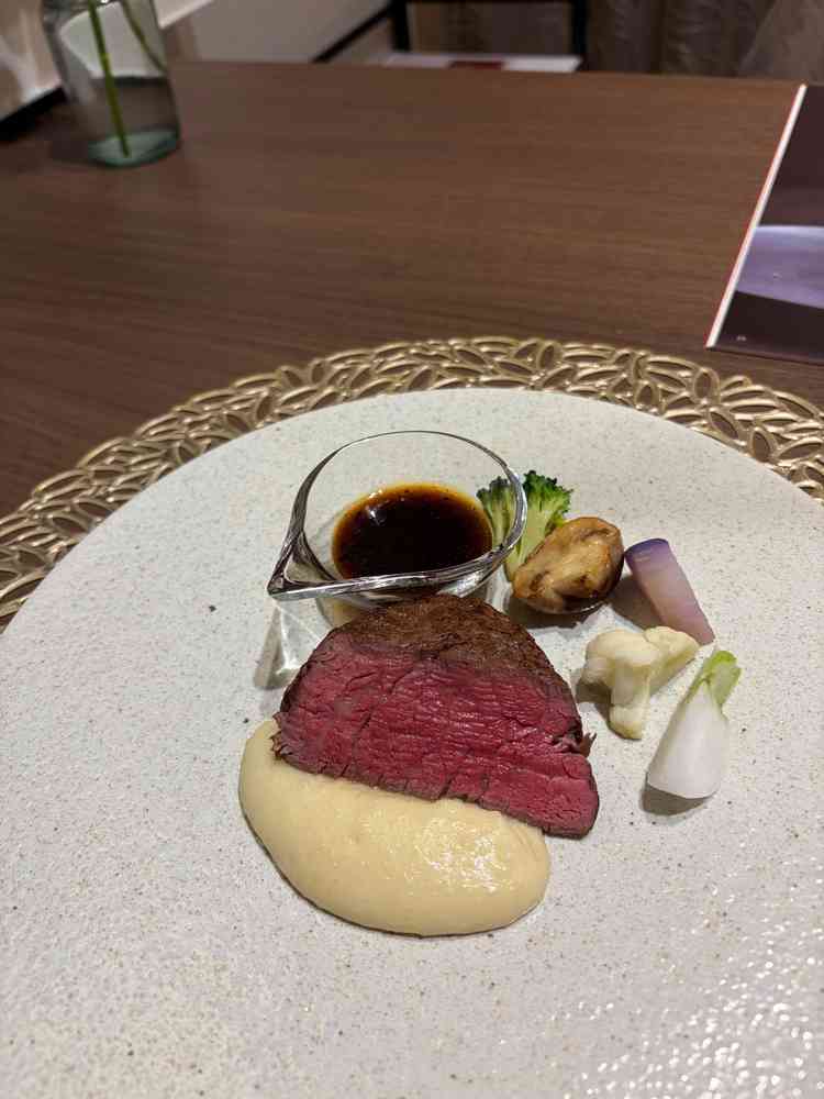 北海道のビーフをいただいたが、脂身とのバランスも良く美味しかった。