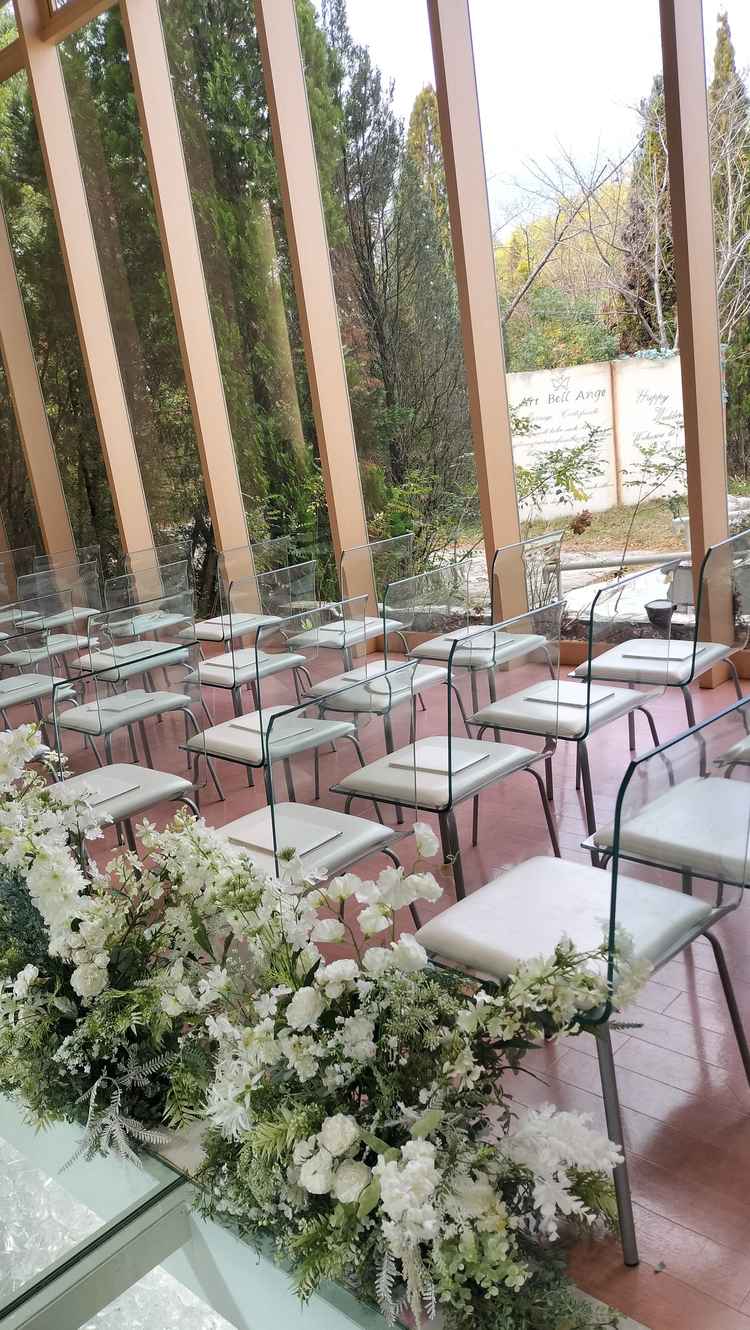 少し見にくい写真となってますが、実際は式場の横側がガラス張りなので、木や庭が見えてとてもキレイでした