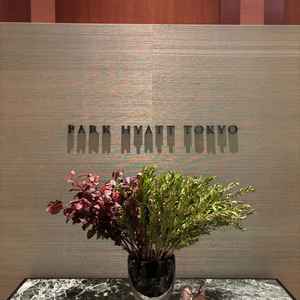 ました。今はリニューアル期間中とのことで、仮設ブライダルサロンで写真などを見ながら説明されました。