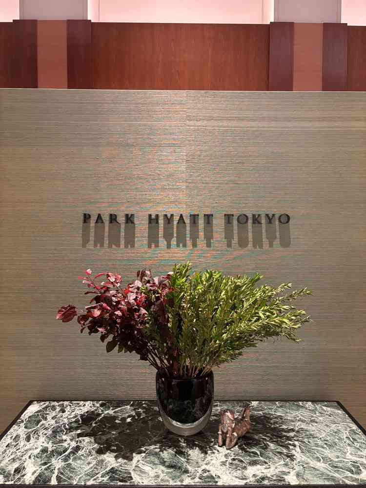 ました。今はリニューアル期間中とのことで、仮設ブライダルサロンで写真などを見ながら説明されました。