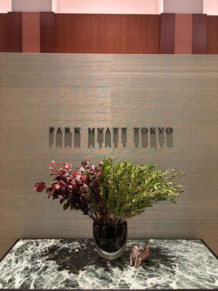 ました。今はリニューアル期間中とのことで、仮設ブライダルサロンで写真などを見ながら説明されました。