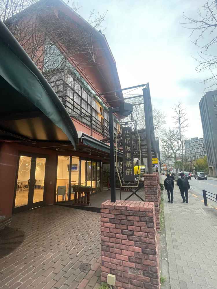 外にある貸切にできる披露宴会場。1fがゲストの控え室。