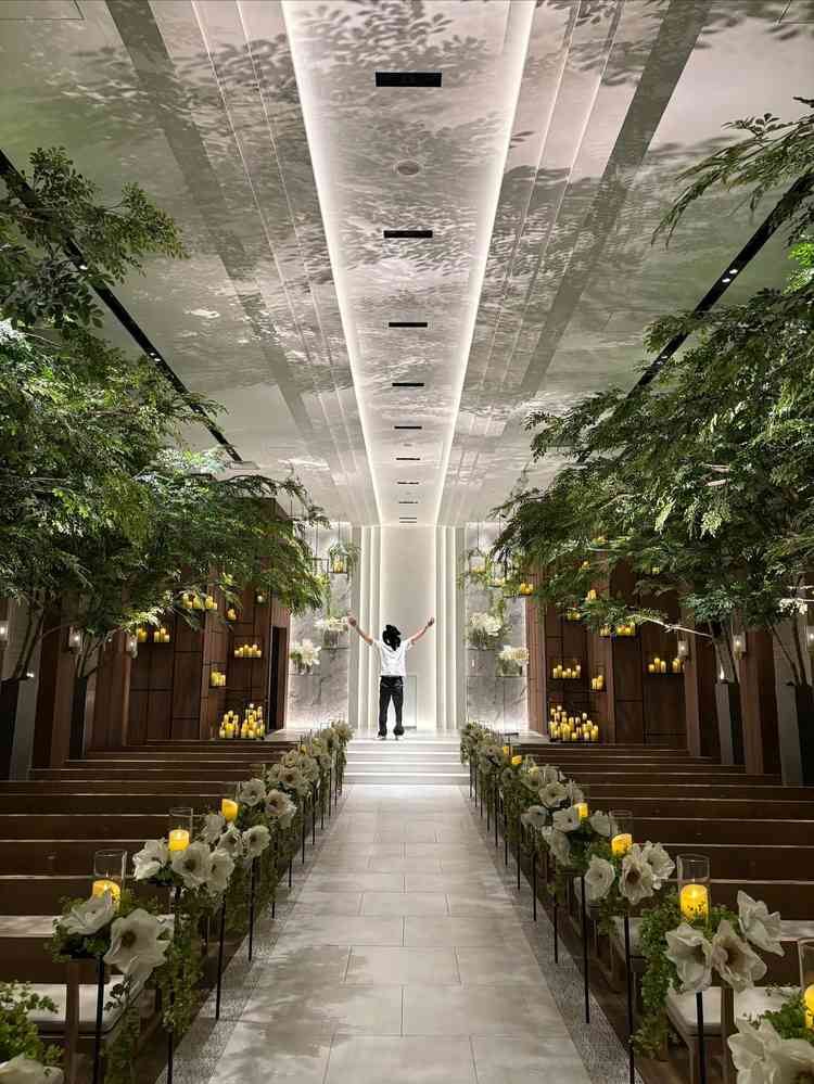 チャペルは落ち着いた雰囲気。ブラウン基調でドレスの白がとても映えそう。