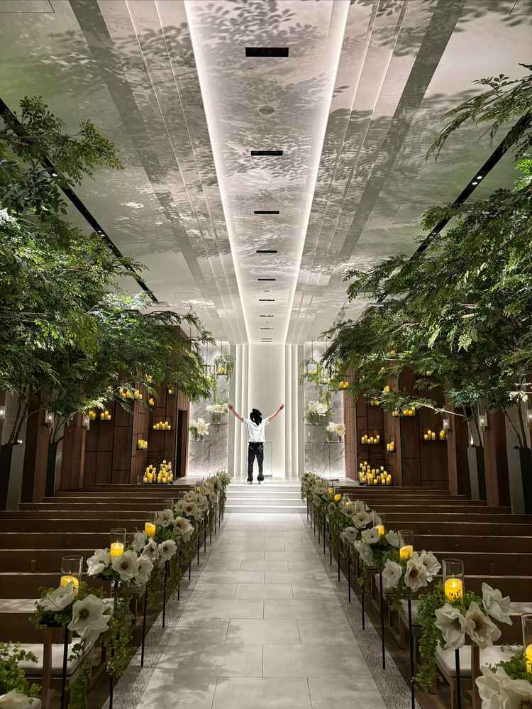 チャペルは落ち着いた雰囲気。ブラウン基調でドレスの白がとても映えそう。