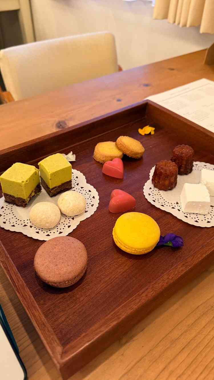 デザートを試食。どれも美味しくてオリジナルの紅茶が限定感があって良かった。