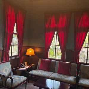 親族の控室になる洋室です。モダンな感じでとても素敵です。今は使われていませんが暖炉がありました。