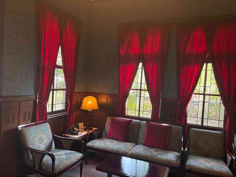 親族の控室になる洋室です。モダンな感じでとても素敵です。今は使われていませんが暖炉がありました。