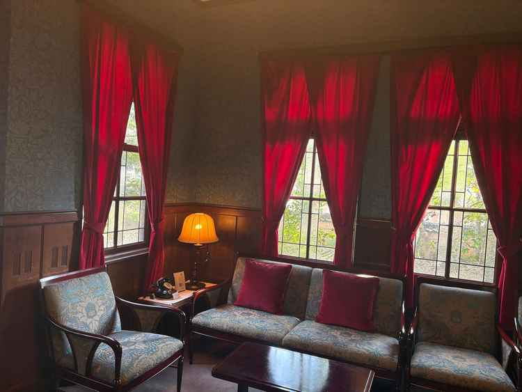 親族の控室になる洋室です。モダンな感じでとても素敵です。今は使われていませんが暖炉がありました。