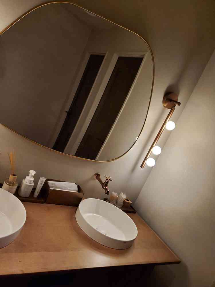 トイレもきれいで雰囲気良く、鏡に文字を書くこともできます。