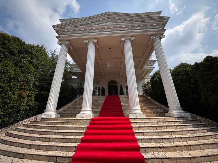 大階段が印象的で、降りる体験をした際音楽を流してくれてとても気持ちが高揚しました。