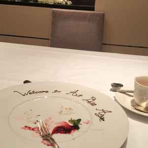 私は甘いケーキや生クリームたっぷりのスイーツが苦手ですが、苺ソースの酸味が美味しく完食しました。