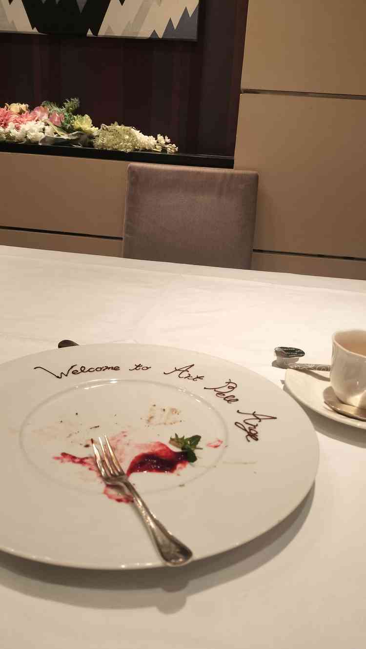 私は甘いケーキや生クリームたっぷりのスイーツが苦手ですが、苺ソースの酸味が美味しく完食しました。