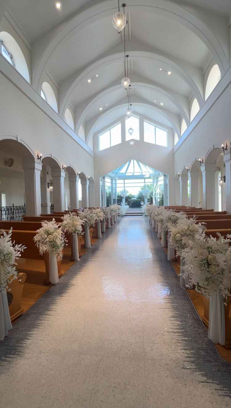 席と席の間がかなり広く、大柄な方でも快適に座れると感じました。その分バージンロードも長いのも素敵です