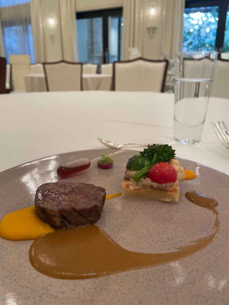 肉料理。事前に焼き加減の希望を聞いて下さりました。とても美味しかったです。