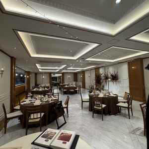 丸テーブルですが、縦長テーブルにも変更できるそうです。