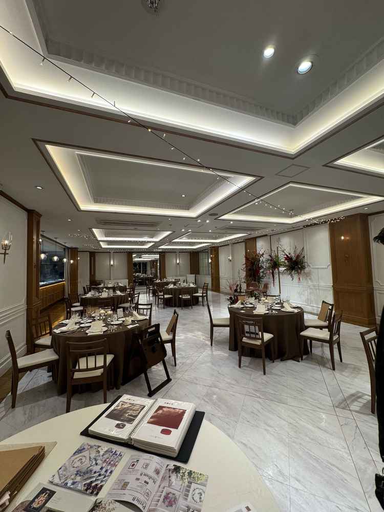 丸テーブルですが、縦長テーブルにも変更できるそうです。