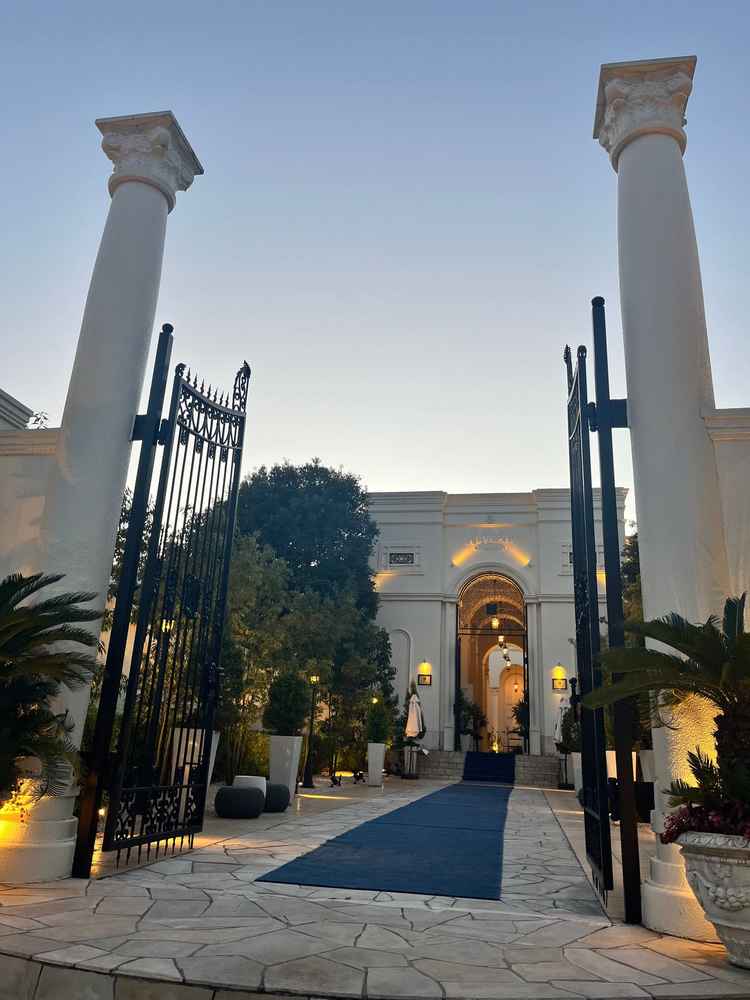 式場の入り口。ここから式場の中がまだ見えないのでゲストもわくわくしながら入って来れそうで素敵です。