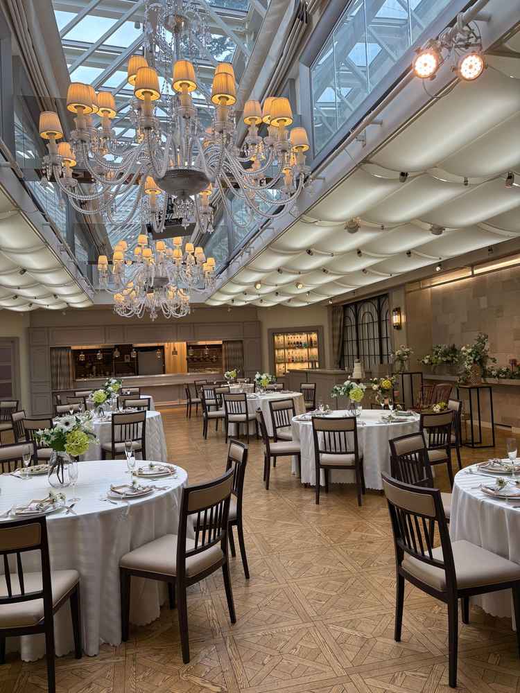 二つ目の披露宴会場。天井が高く自然光が入ってくる点が素敵でした