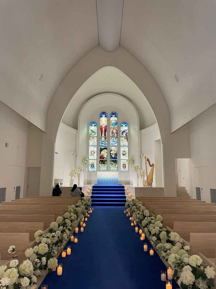 挙式会場。みなとみらいと違って、家族とのムービーを流せるのが好印象。