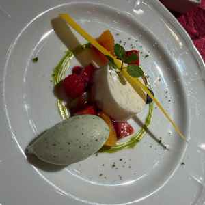 愛知県産お米のブランマンジェ 大葉のジェラート季節のフルーツサングリア風