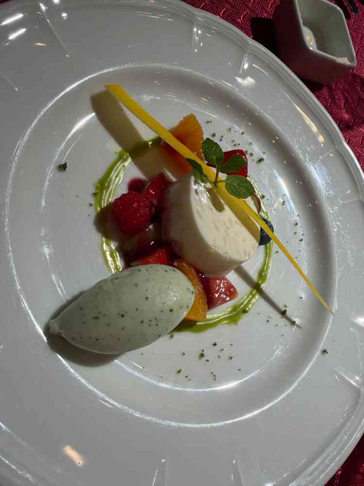 愛知県産お米のブランマンジェ 大葉のジェラート季節のフルーツサングリア風