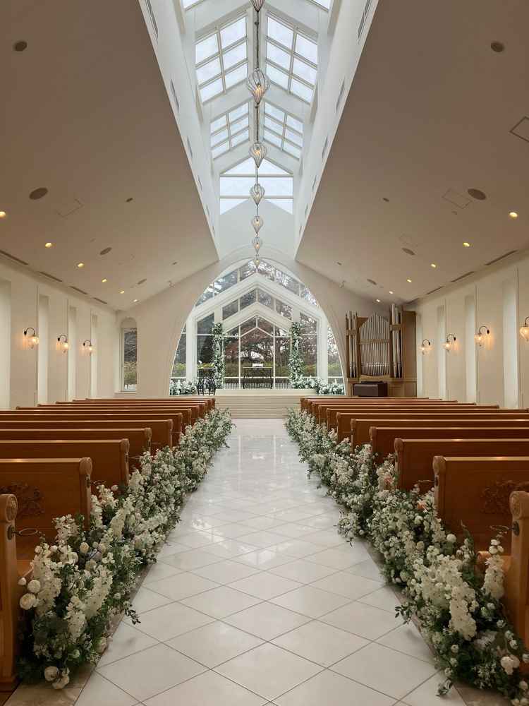 正面と上からも光が入ってくる明るい雰囲気のチャペルでした。