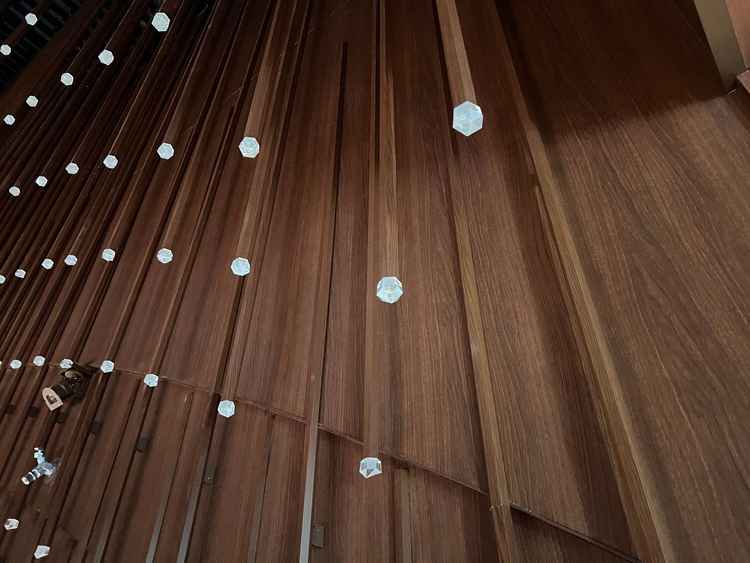 チャペルの電気の写真です。電球の形が一つ一つ異なるそうです。だから綺麗な照明だそうです。