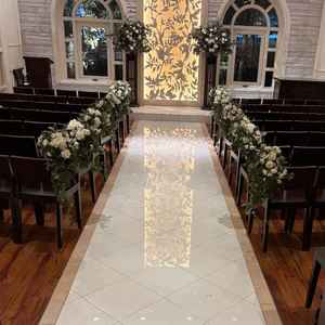 チャペルの中の写真。少人数に向いてるサイズ感で、奥の方は２階まで吹き抜けとなっています。