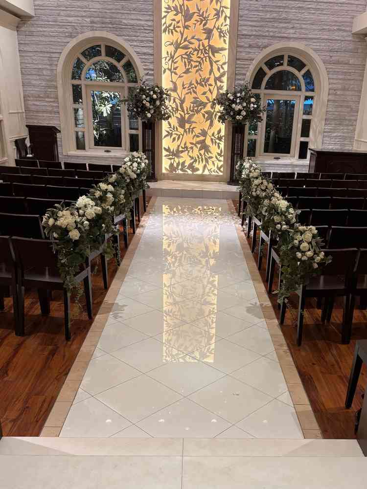 チャペルの中の写真。少人数に向いてるサイズ感で、奥の方は２階まで吹き抜けとなっています。